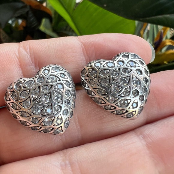 Sparkling Pattern Heart Stud Earrings - Picture 4 of 12